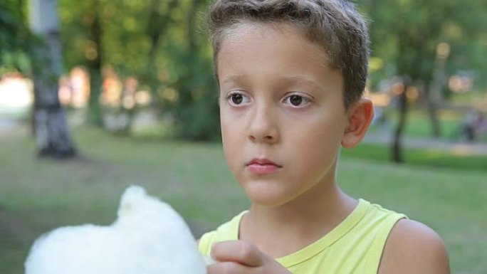 一个小男孩吃棉花糖