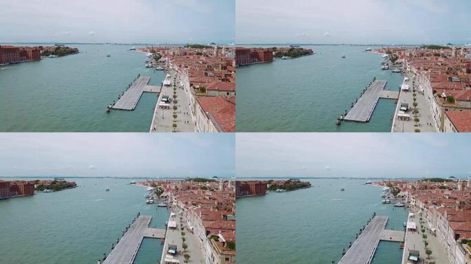 意大利威尼斯大运河的鸟瞰图，带有船只和建筑物。