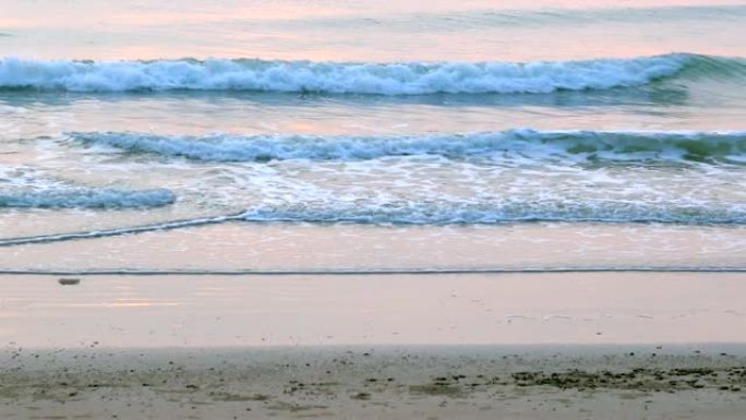 海浪在白色沙滩上滚动的镜头