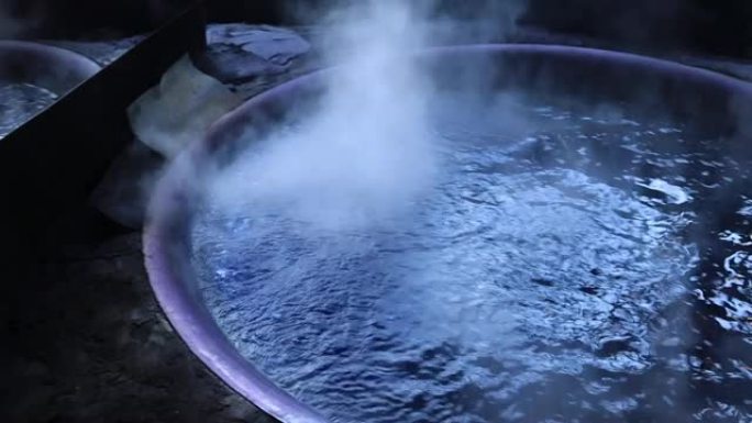 在锅中煮沸织物以自然扎染并染色在泰国编织的过程