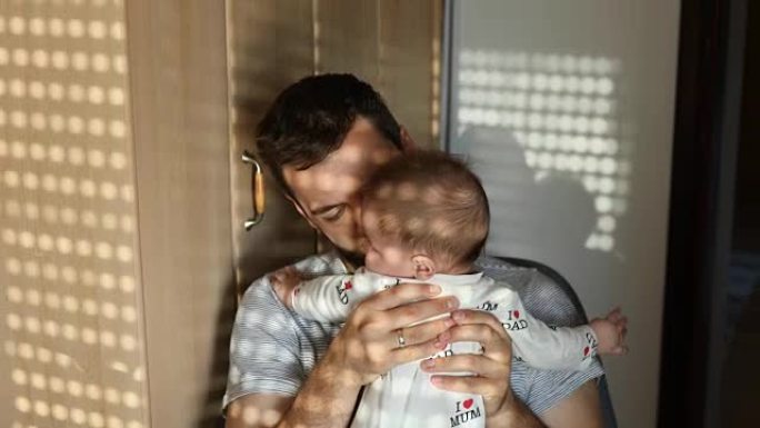 小男婴早上拥抱爸爸