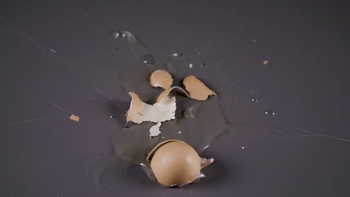 鸡蛋落在桌子上摔碎