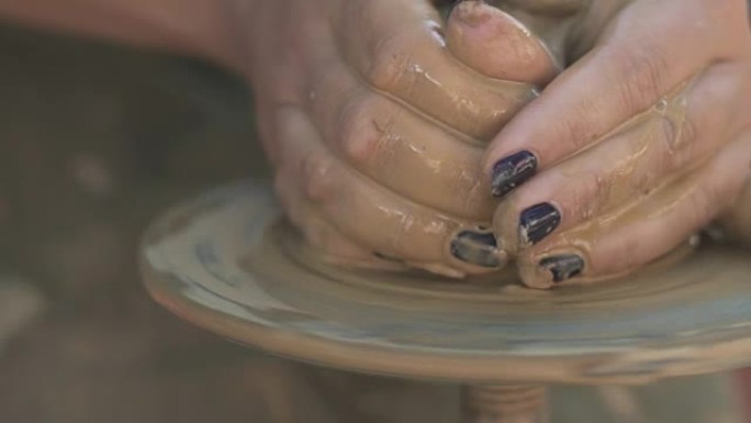 妇女陶工在陶工的轮子上用陶器来塑造粘土产品