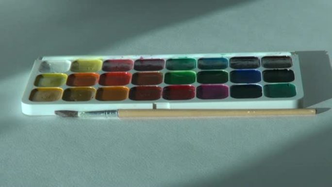 艺术家女人用刷子和水彩颜料工作