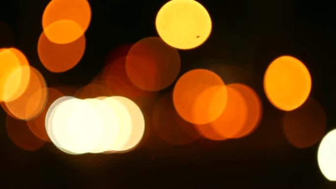 傍晚的城市交通与模糊的大灯流动