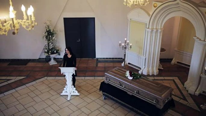 东正教教堂的葬礼上的悲伤的女人和棺材