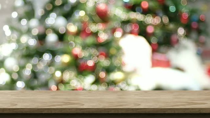 空木桌和积雪掉落，带有模糊的圣诞树bokeh灯光背景，产品或设计展示的背景模板，食品支架模型