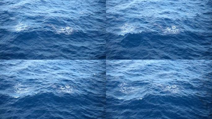 在受干扰的海洋水面上慢动作，可循环。电影学分或介绍的令人印象深刻的背景，240p