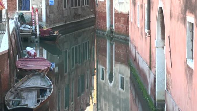 威尼斯运河中房屋的倒影。