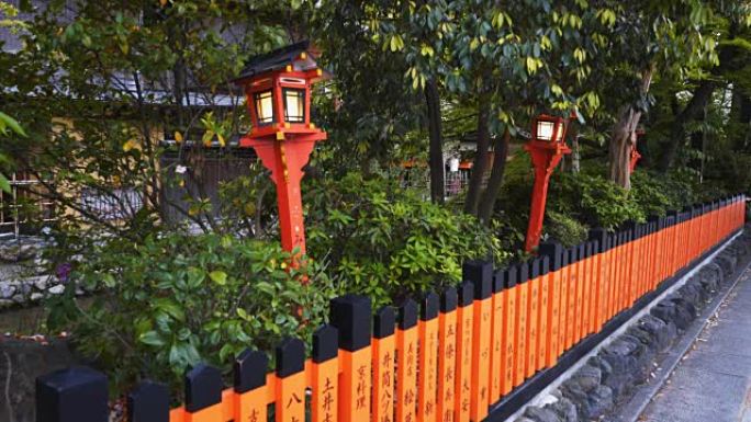 gion区tatsumi bashi桥的灯笼和围栏