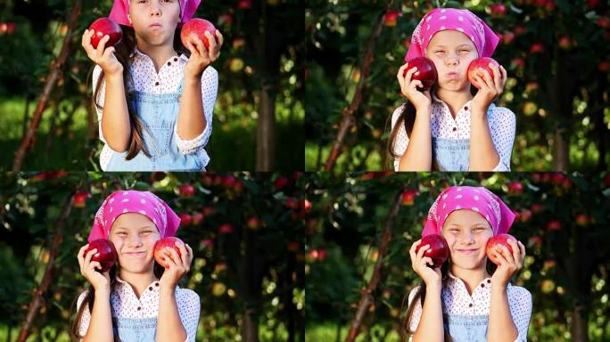 可爱的农夫女孩手里拿着两个成熟的大红苹果，在阳光下，微笑着。在农场，花园里摘苹果。在阳光明媚的秋天。