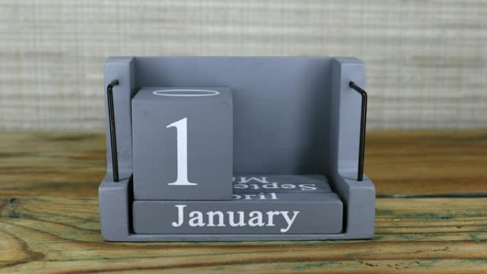 1月月木立方日历上的18个日期