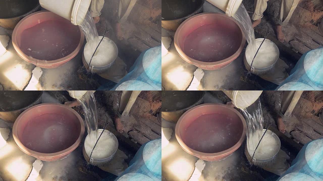 关闭一个男人用带孔的水桶中的水软化米粉
