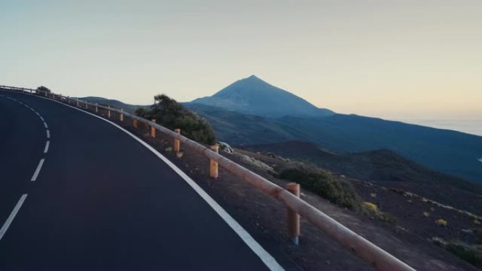 日落后可以看到泰德火山的山路