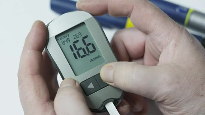 糖尿病患者使用血糖仪。查看血糖结果