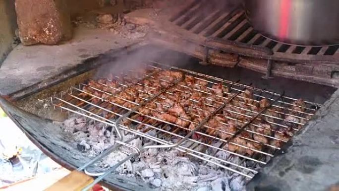 在烧烤上用小牛肉和鸡肉做饭，土耳其烤肉串菜肴，烧烤小牛肉垃圾串，土耳其垃圾串，