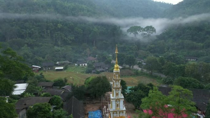 鸟瞰图泰国清迈萨莫昂的Wat Thong Siri寺。
