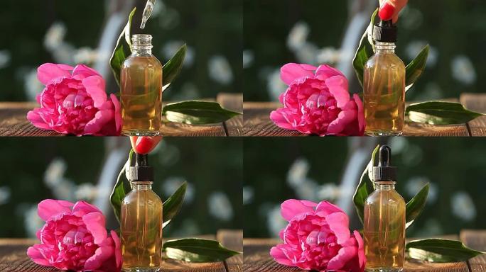 美丽的玻璃瓶桌上薰衣草花的精华