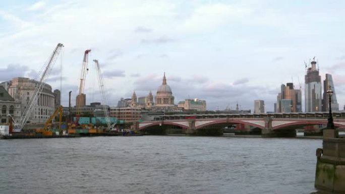伦敦市和西南的泰晤士河
