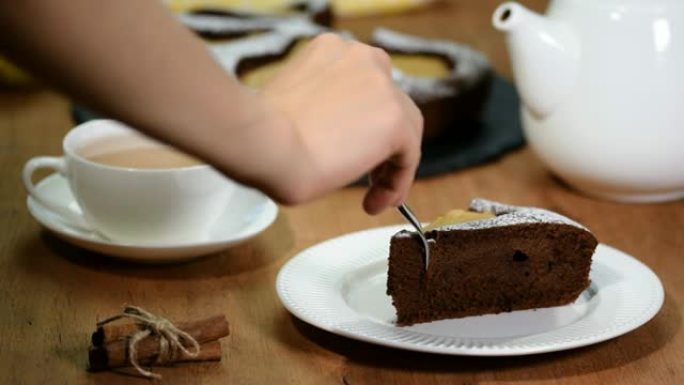 一块自制的梨巧克力馅饼。巧克力梨蛋糕。