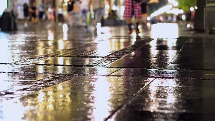 晚上在雨中人行道