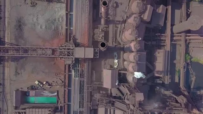 从空中看高炉。旧工厂。冶金厂大气污染的工业化城市的鸟瞰图