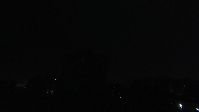 城市夜晚的闪电和雷声正在下雨