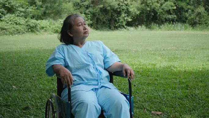 孤残老妇独自坐轮椅在公园