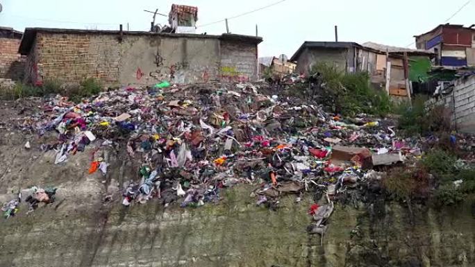 吉普赛人定居点。生活不卫生，有很多垃圾。