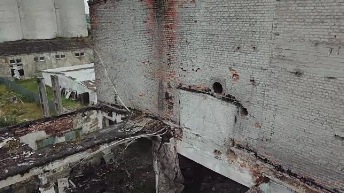 一栋废弃的旧工业建筑的鸟瞰图。