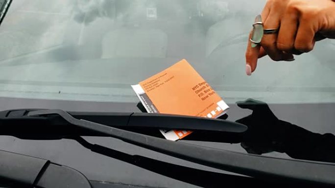 女人从挡风玻璃上抢停车罚单4k
