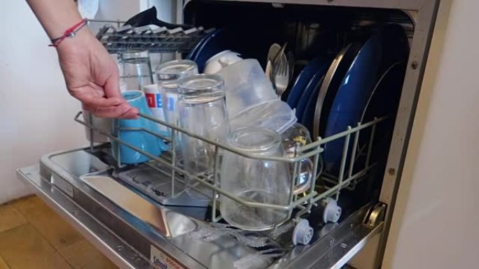 女性手装洗碗机-库存视频