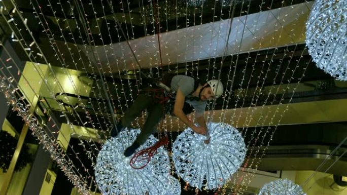工业登山者在购物中心设置圣诞装饰品