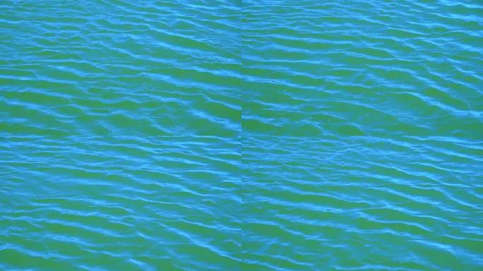波浪和涟漪在蓝色水面上蔓延