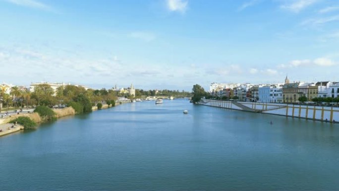 西班牙塞维利亚瓜达尔基维尔河上运河的暗示性视图