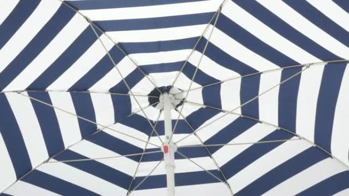 阳伞织物具有催眠效果，随风移动4K 2160p 30fps超高清镜头-蓝色和白色条纹沙滩伞防晒384