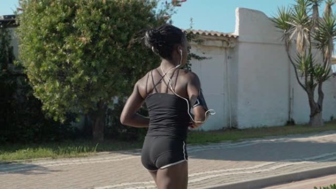 黑人女运动员在城市跑步进行激烈的有氧运动