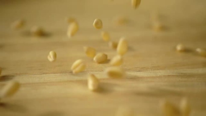 麦粒以慢动作下落，特写镜头