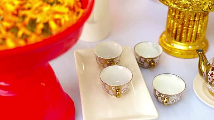复古中国茶具、陶瓷茶壶和杯子。