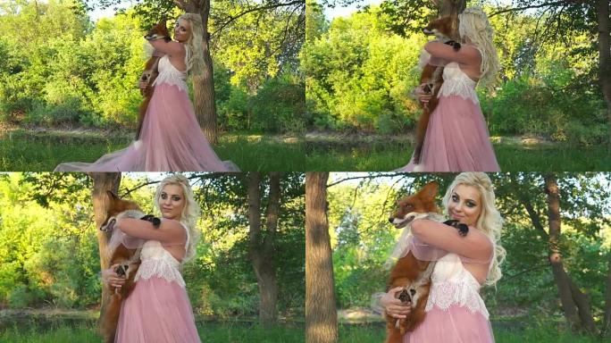 女孩怀里抱着一只狐狸，对她微笑。它在春天公园里盛开的树木附近