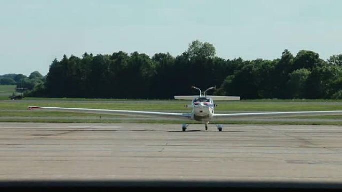 机场上的小型飞机