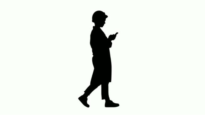 剪影女科学家使用智能手机行走