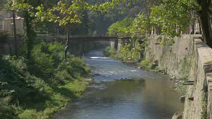 位于罗马尼亚西部的赫库兰温泉度假村的塞尔纳河大桥风景
