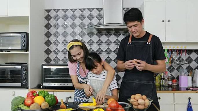 幸福的家庭一起在厨房做饭