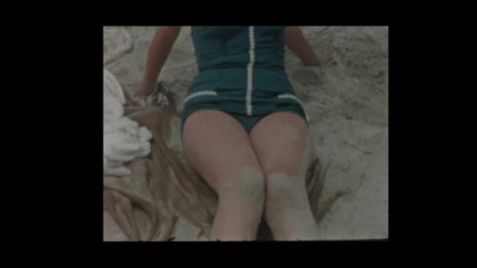 青少年女孩在海滩上的1956锅