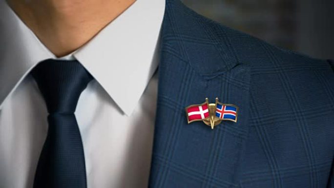 商人带着朋友国家的国旗走向相机，将丹麦-冰岛