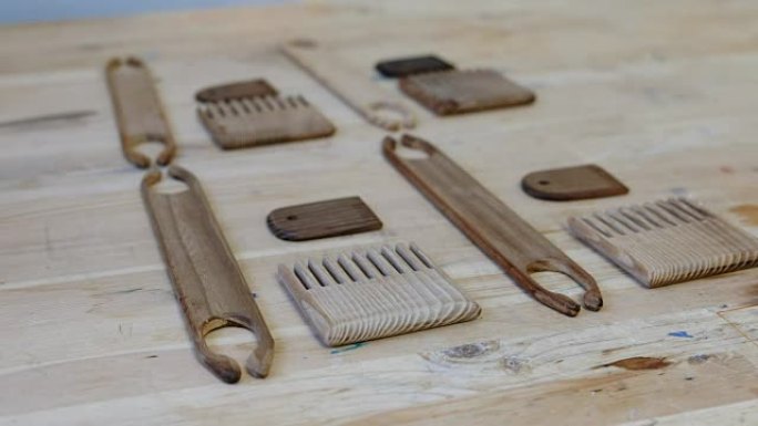 在车间的木桌上编织扇贝和梭子的工具。