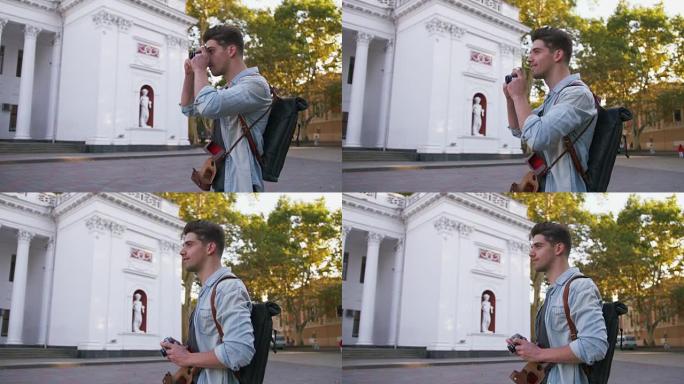 年轻迷人英俊的游客背包在旧城区中心用老式相机拍照，慢动作