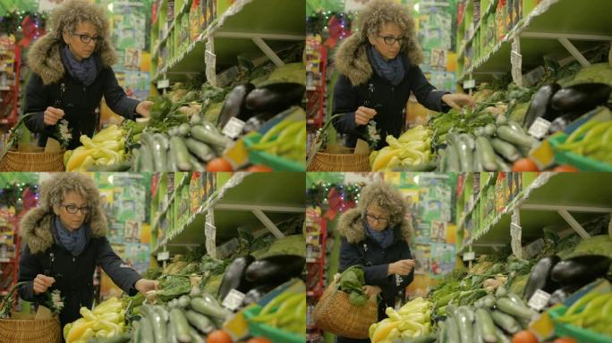 女人在蔬菜水果店买蔬菜