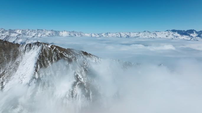 蓝天下美丽雪山风景云海山脊自然风光